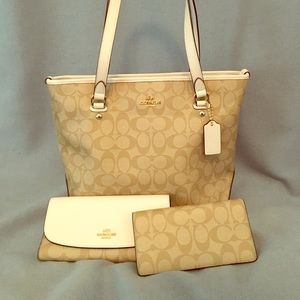 Coach Purse in Signature leather canvas
